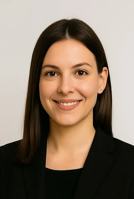 Juliana, cliente satisfeita com site profissional desenvolvido pela